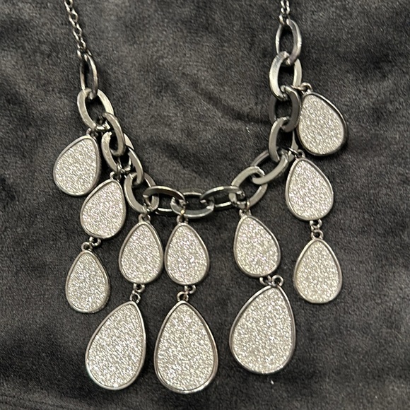 Vera Wang jewelry matching set - Picture 4 of 9